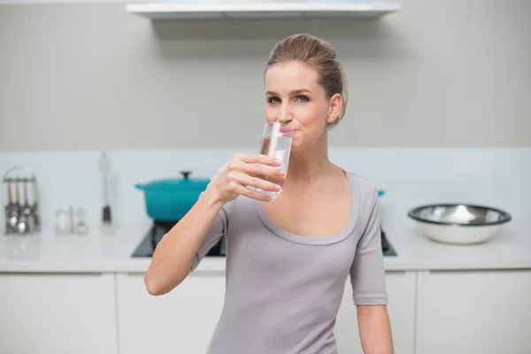 Gelukkig prachtige model kijken camera glas melk drinken — Stockfoto