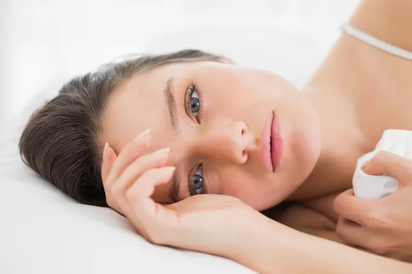 Close-up portrait of a pretty woman in bed — Stock Photo, Image