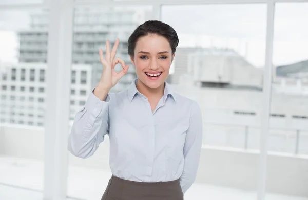 Empresária elegante gestos ok assinar no escritório — Fotografia de Stock