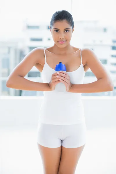 Peaceful toned brunette holding sports bottle — Stock Photo, Image