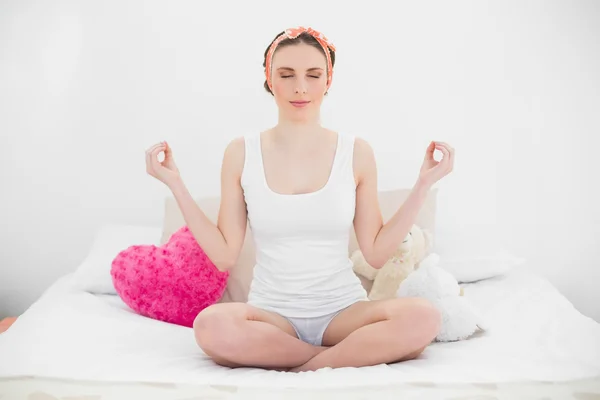 Uśmiechnięta młoda kobieta medytacji z zamkniętymi oczami — Zdjęcie stockowe