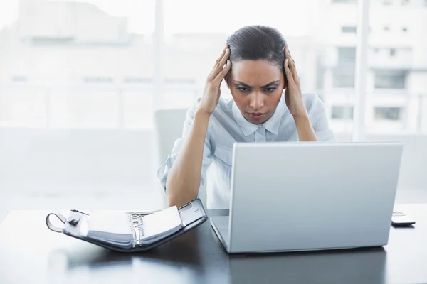 Concentrando jovem empresária trabalhando em seu laptop sentado — Fotografia de Stock