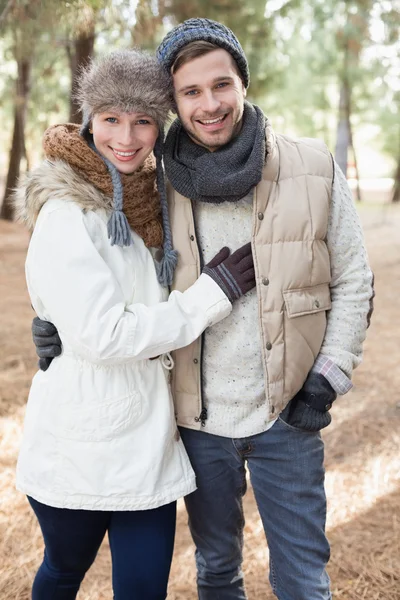 Glad par i vinterkläder i skogen — Stockfoto