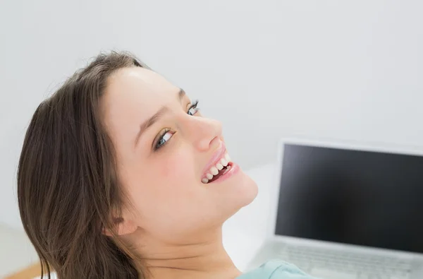 Vrolijke jonge vrouw met laptop — Stockfoto