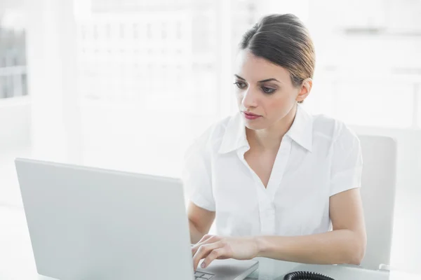 Konzentrierte Geschäftsfrau arbeitet an ihrem Notizbuch — Stockfoto