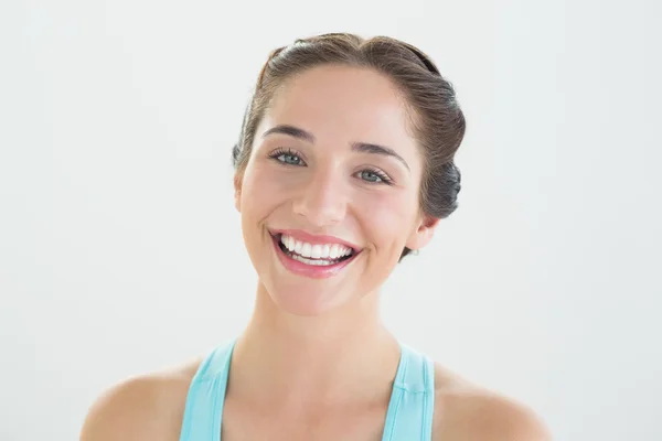 Primer plano de una hermosa joven sonriendo — Foto de Stock