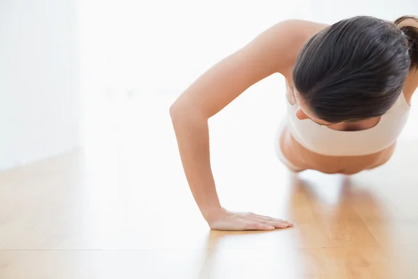 Sporty young woman doing push ups — Stock Photo, Image