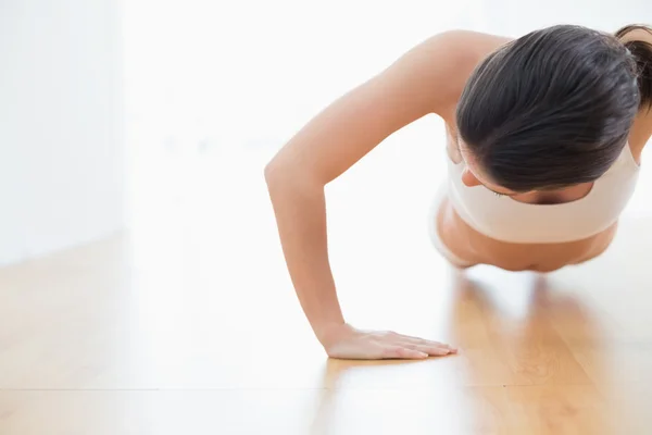 Sportieve jonge vrouw doet push-ups — Stockfoto