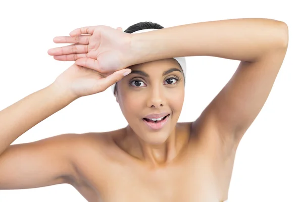 Obsah nahá bruneta s černobílá dotykem na čelo — Stock fotografie