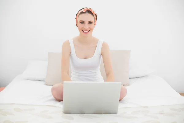 Vrouw die met haar notitieblok op zoek naar de camera werkt — Stockfoto