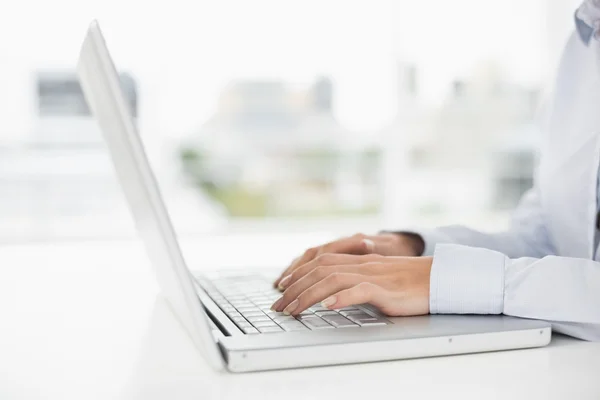 Seitenansicht Mittelteil einer Geschäftsfrau mit Laptop — Stockfoto