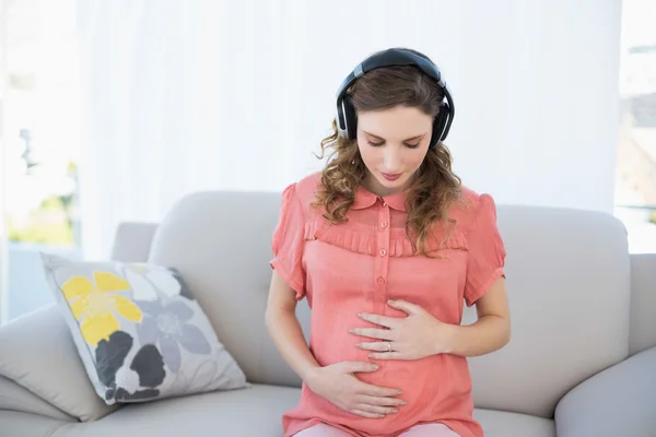 Mulher grávida calma bonita relaxante ouvir música — Fotografia de Stock