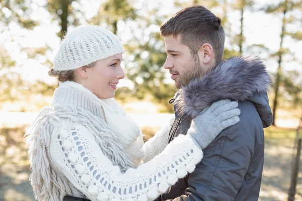 Cuplu iubitor uitându-se unul la altul în timpul iernii poartă în aer liber — Fotografie, imagine de stoc