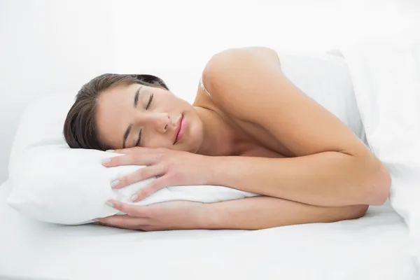 Красивая женщина спит в постели — стоковое фото