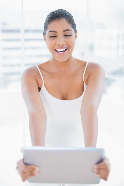 Gelukkig afgezwakt brunette met behulp van Tablet PC — Stockfoto