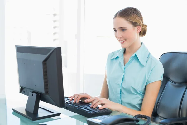 Mulher de negócios feliz elegante que trabalha no computador — Fotografia de Stock