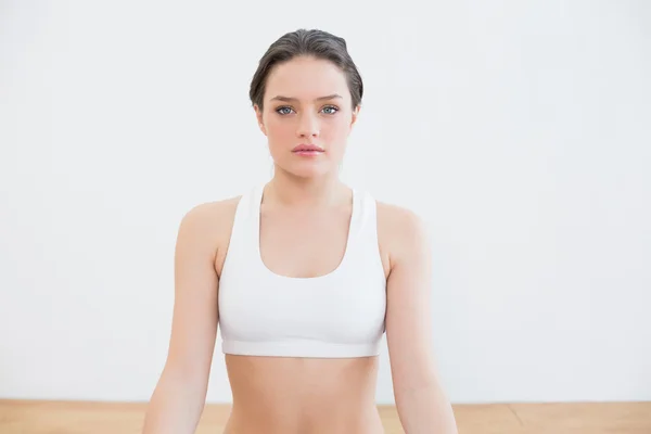 Fit jonge vrouw bij fitness-studio — Stockfoto