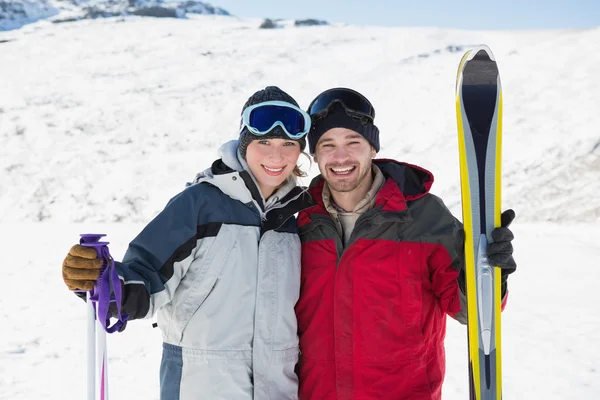 Karda kayak ekipmanları ile gülümseyen iki portresi — Stok fotoğraf