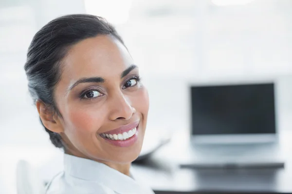 Bela empresária sorridente, sentado no escritório brilhanteparlak ofisinde oturan güzel gülümseyen iş kadını — Stok fotoğraf