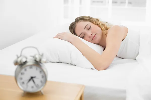 Pretty peaceful blonde lying in bed sleeping — Stock Photo, Image