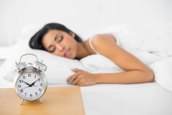 Calma hermosa mujer durmiendo acostada en su cama —  Fotos de Stock