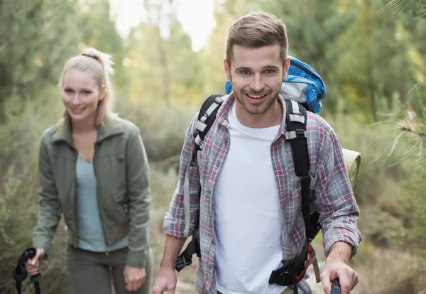 Ajuste joven pareja explorar el bosque — Foto de Stock