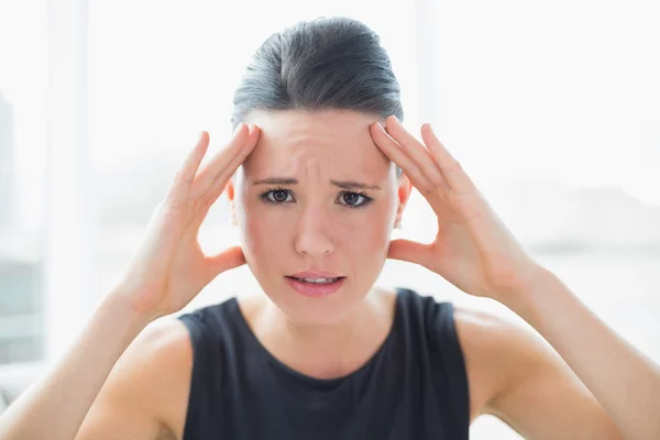 Nahaufnahme Porträt einer Geschäftsfrau, die unter Kopfschmerzen leidet — Stockfoto