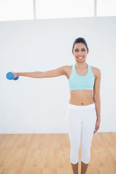 Neşeli ince kadın dumbbell mavi kaldırma — Stok fotoğraf