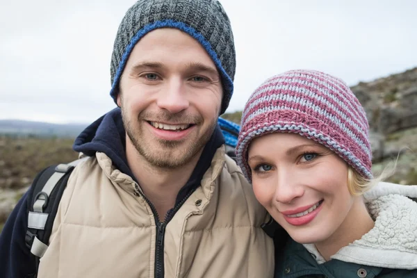 Couple en randonnée à la campagne contre un ciel dégagé — Photo