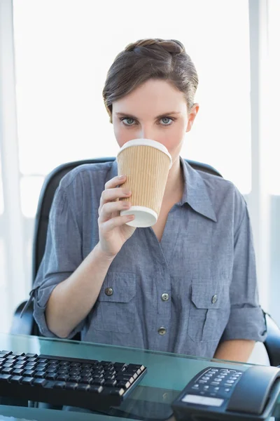 Affärskvinna dricka av disponibel cup — Stockfoto