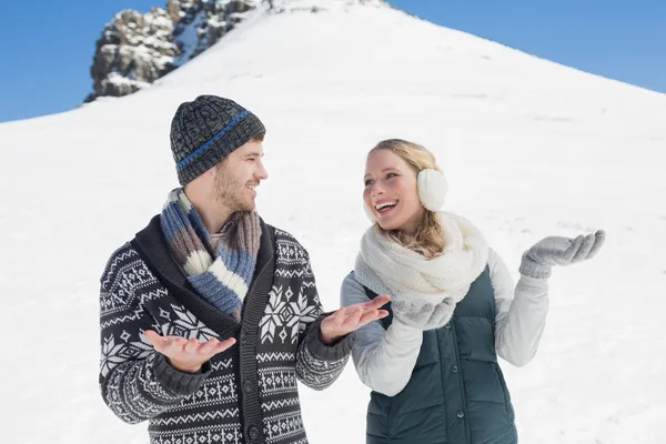 Coppia con le mani aperte che si guardano davanti a nevicate — Foto Stock