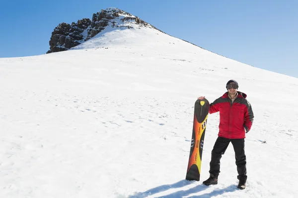 Uomo con ski board sul paesaggio innevato — Foto Stock