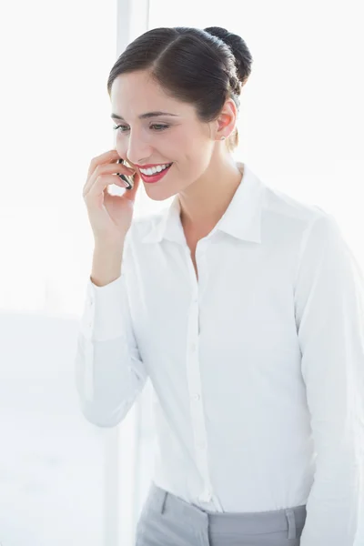 Mujer de negocios usando teléfono móvil — Foto de Stock