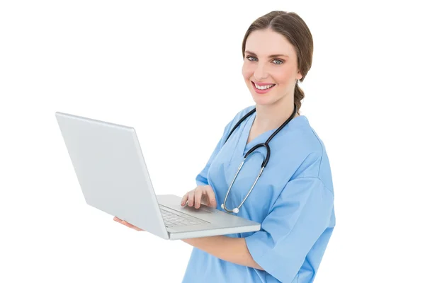 Doctora joven trabajando con su cuaderno — Foto de Stock