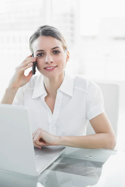 Sorridente giovane donna d'affari telefonare con il suo smartphone — Foto Stock