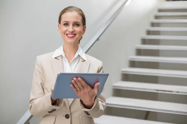 Fröhliche stilvolle Geschäftsfrau mit Tablet — Stockfoto