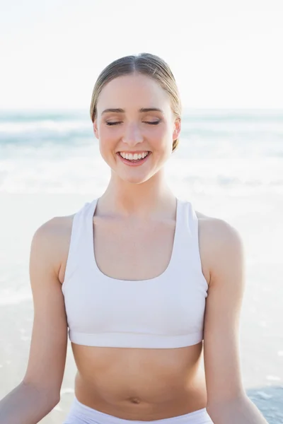 Happy slender woman sitting on the beach peacefully — Stock Photo, Image