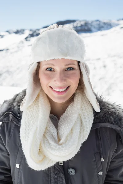 Vrouw in warme kleding op sneeuw bedekt landschap — Stockfoto