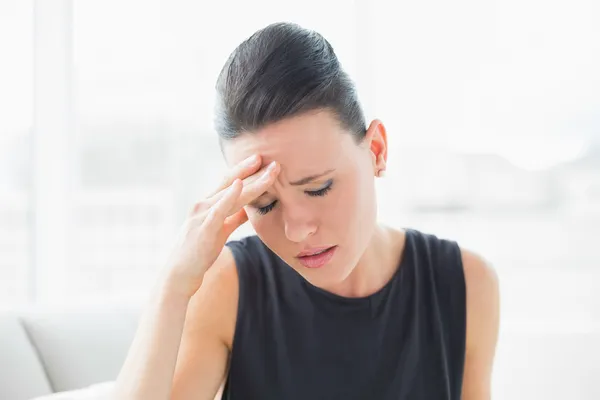 Close-up de uma mulher de negócios que sofre de dor de cabeça — Fotografia de Stock