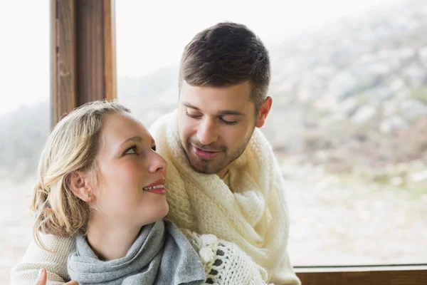 Primer plano de una pareja joven y cariñosa en ropa de invierno — Foto de Stock