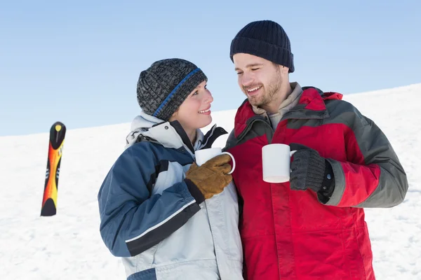 恩爱的夫妻，喝咖啡与滑雪板在雪中 — 图库照片