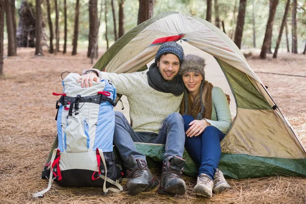 Young couple camping in the wilderness — Stock Photo, Image
