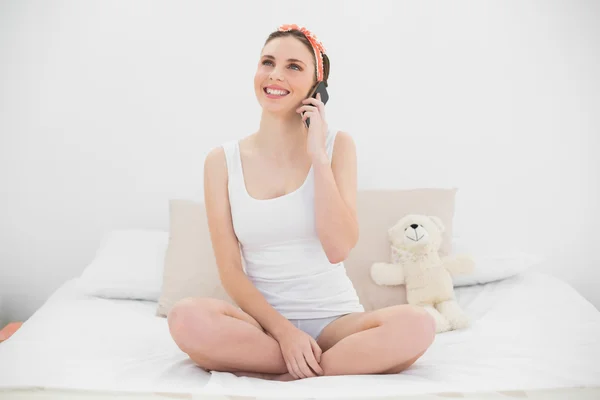 Sorrindo mulher telefonando em sua cama — Fotografia de Stock