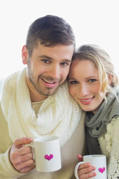 コーヒー カップで冬の衣類の愛情のあるカップル — ストック写真