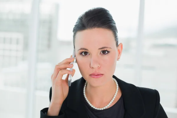 Close-up van een ernstige elegante zakenvrouw met behulp van mobiele telefoon — Stockfoto