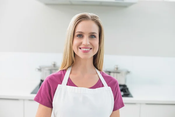 Casual lachende blonde camera kijken — Stockfoto