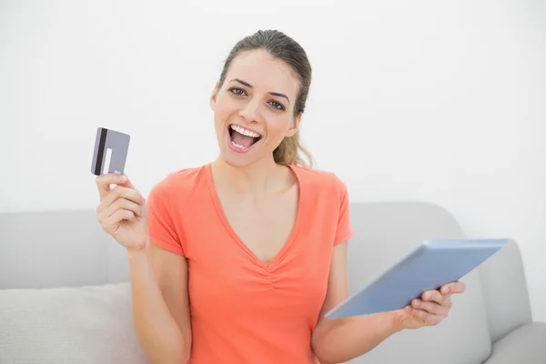 Feliz morena mulher casa compras com seu tablet — Fotografia de Stock