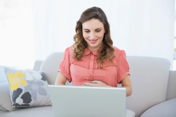 Mujer embarazada contenido usando su cuaderno — Foto de Stock