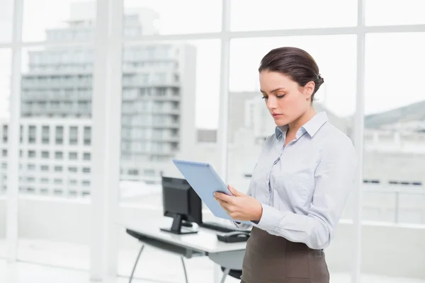 Donna d'affari serio utilizzando tavolo PC in ufficio — Foto Stock