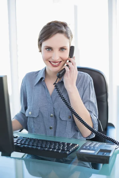 Casual vacker affärskvinna ringa med telefon på skrivbordet — Stockfoto